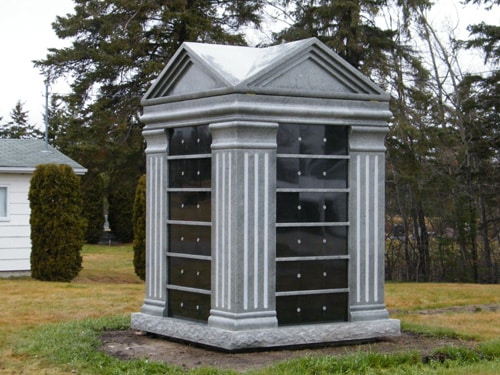 Columbarium en pierre dans un cimetière
