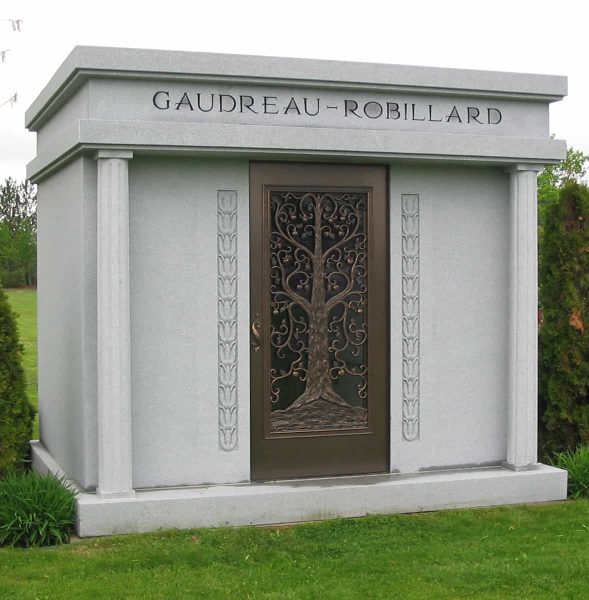 Un mausolée construit au Québec sur une pelouse