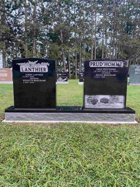 Deux stèles funéraires noires dans un cimetière
