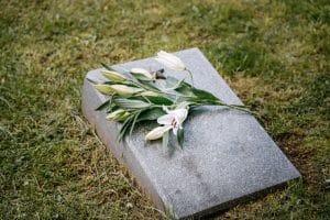 Un bouquet de fleur sur un monument funéraire à Vankleek Hill