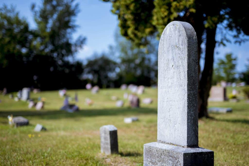 Une pierre tombale dans un cimetière
