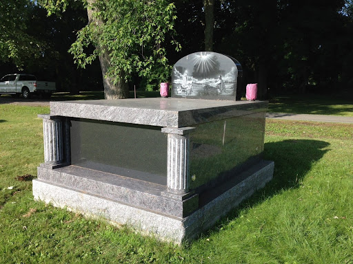 un mausolée conçu par Martel et Fils