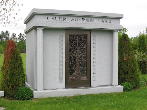 Un mausolée entouré de pelouse verte -type de monument funéraire